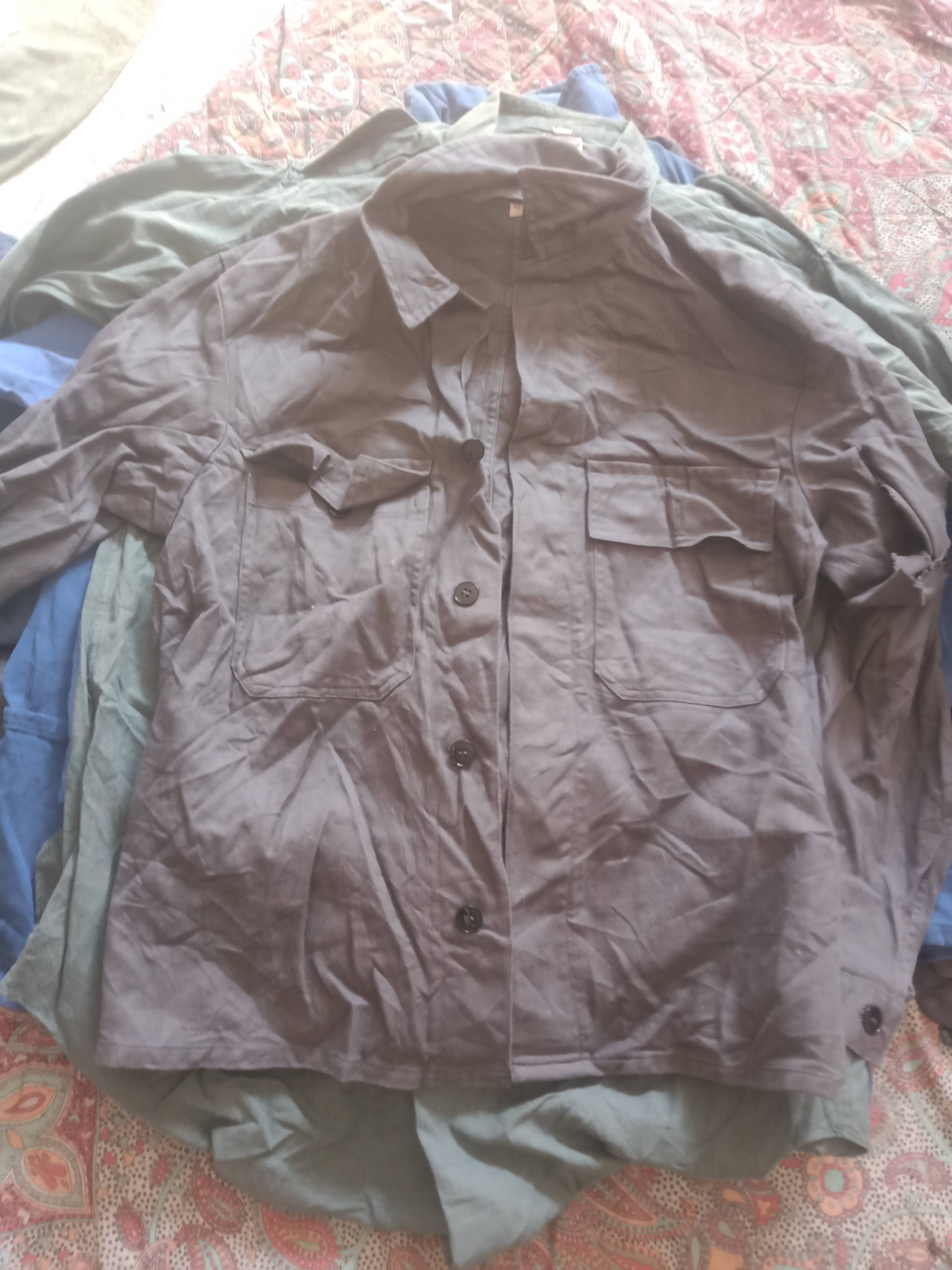 100 Stück verfügbar für Arbeitshemden und Hosen.