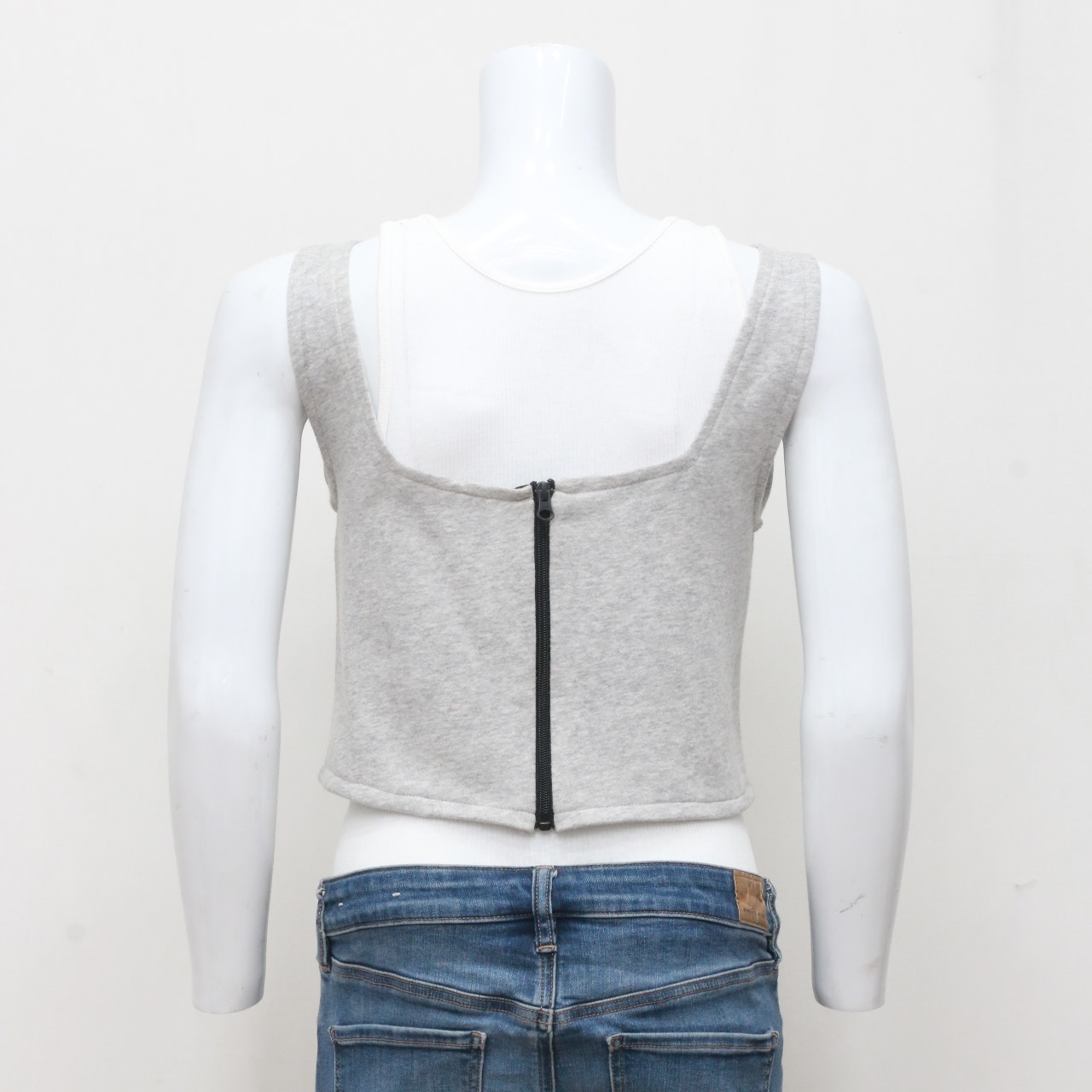 Débardeur court pour femmes upcyclé fabriqué à partir de sweat-shirts en collage CR0037